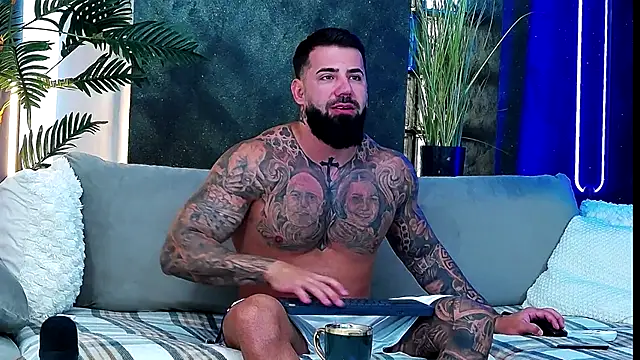 Snapshot of masterkingofmusclee chatting on 09-29-25, 07:35 masterkingofmusclee online show from 09-29-25, 07:35