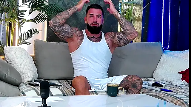 Snapshot of masterkingofmusclee chatting on 10-01-25, 06:41 masterkingofmusclee online show from 10-01-25, 06:41