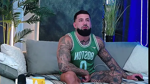 Snapshot of masterkingofmusclee chatting on 10-04-25, 06:55 masterkingofmusclee online show from 10-04-25, 06:55