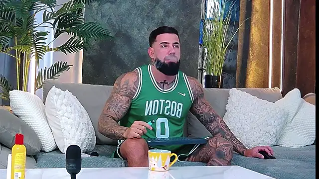 Snapshot of masterkingofmusclee chatting on 10-06-25, 07:28 masterkingofmusclee online show from 10-06-25, 07:28