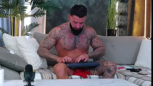 Snapshot of masterkingofmusclee chatting on 10-13-25, 09:31 masterkingofmusclee online show from 10-13-25, 09:31