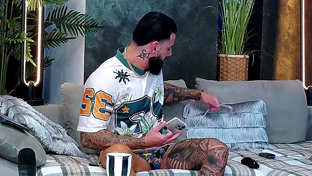 Snapshot of masterkingofmusclee chatting on 11-11-25, 07:30 masterkingofmusclee online show from 11-11-25, 07:30