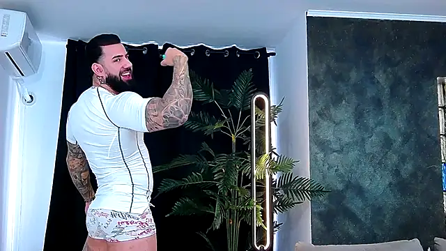 Snapshot of masterkingofmusclee chatting on 11-21-25, 08:13 masterkingofmusclee online show from 11-21-25, 08:13