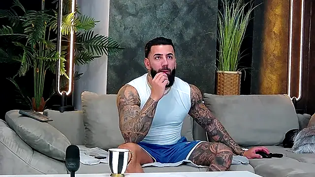 Snapshot of masterkingofmusclee chatting on 11-26-25, 09:27 masterkingofmusclee online show from 11-26-25, 09:27