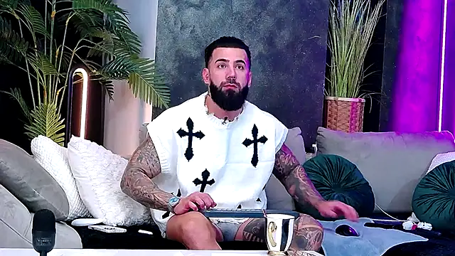 Snapshot of masterkingofmusclee chatting on 12-02-25, 09:32 masterkingofmusclee online show from 12-02-25, 09:32