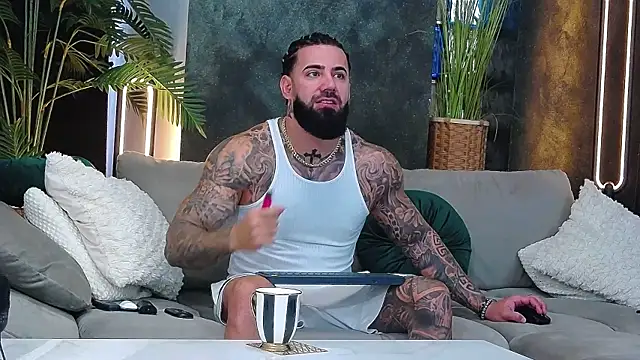 Snapshot of masterkingofmusclee chatting on 12-16-25, 09:58 masterkingofmusclee online show from 12-16-25, 09:58