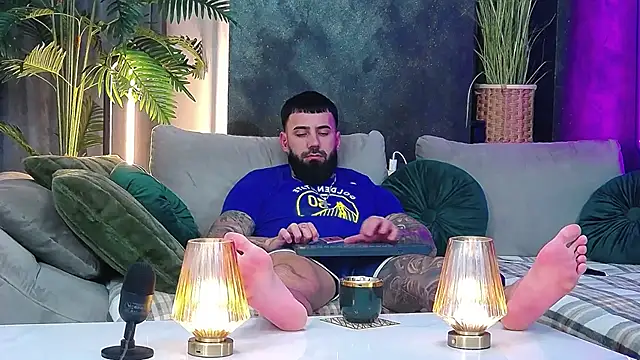 Snapshot of masterkingofmusclee chatting on 02-17-26, 09:54 masterkingofmusclee online show from 02-17-26, 09:54