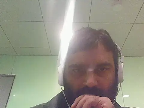 Snapshot of JohnBond009 chatting on 05-21-26, 10:22 JohnBond009 online show from 05-21-26, 10:22