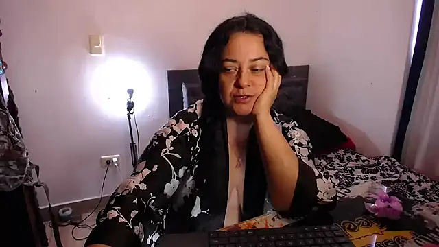 Snapshot of lucia_vonne_ chatting on 07-27-26, 07:32 lucia vonne online show from 07-27-26, 07:32