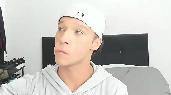 Snapshot of angelcortes chatting on 01-06-25, 12:37 angelcortes online show from 01-06-25, 12:37