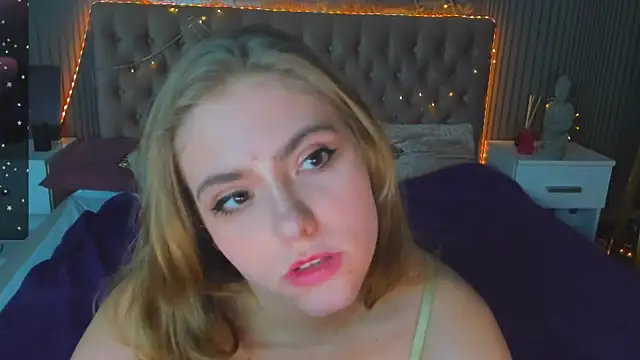 Snapshot of DellaRowe chatting on 12-20-24, 04:25 DellaRowe online show from 12-20-24, 04:25