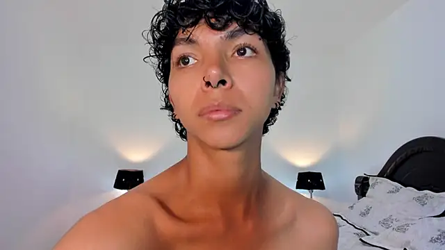 xhenisa  online show from 01-17-25, 08:44