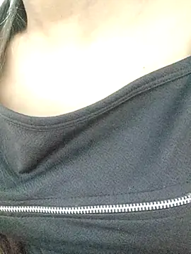 Snapshot of Roshni_98 chatting on 11-08-25, 08:03 Roshni 98 online show from 11-08-25, 08:03