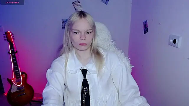 Snapshot of Emily_Nyaffee chatting on 03-10-26, 04:06 Emily Nyaffee online show from 03-10-26, 04:06