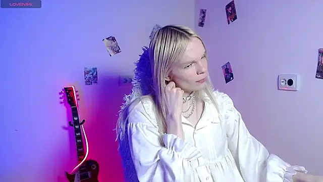 Snapshot of Emily_Nyaffee chatting on 03-18-26, 12:36 Emily Nyaffee online show from 03-18-26, 12:36