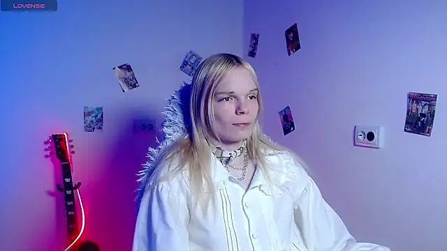 Snapshot of Emily_Nyaffee chatting on 03-23-26, 01:26 Emily Nyaffee online show from 03-23-26, 01:26