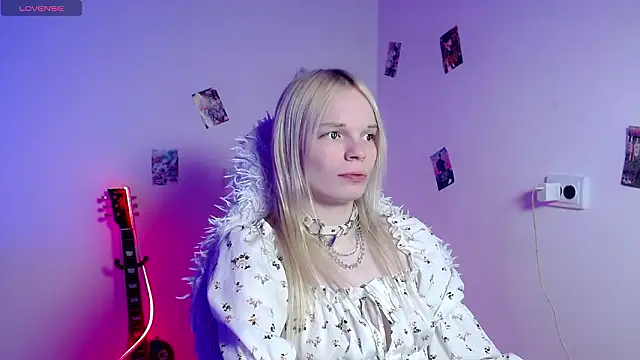 Snapshot of Emily_Nyaffee chatting on 03-24-26, 10:53 Emily Nyaffee online show from 03-24-26, 10:53