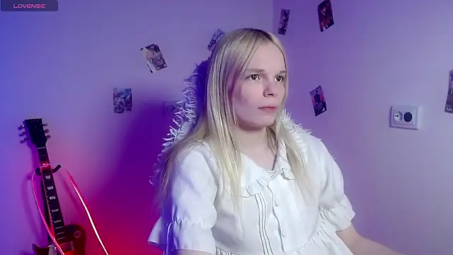 Snapshot of Emily_Nyaffee chatting on 03-27-26, 01:44 Emily Nyaffee online show from 03-27-26, 01:44