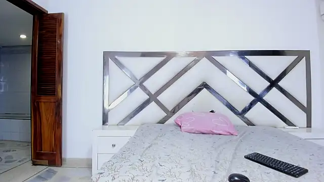 Shanelle   online show from 11-18-25, 04:33