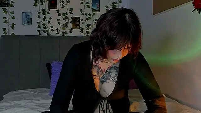 Snapshot of miss_Lizzy chatting on 12-28-24, 04:19 miss Lizzy online show from 12-28-24, 04:19