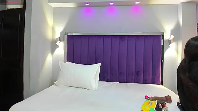 SaraRiley online show from 09-10-25, 10:43