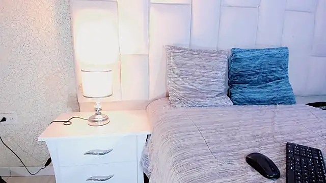 Snapshot of andrea_alvarz chatting on 12-16-25, 04:50 andrea alvarz online show from 12-16-25, 04:50