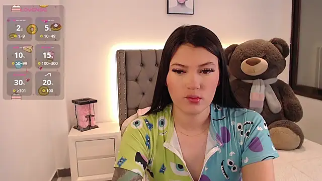 Snapshot of Nicols66 chatting on 11-17-25, 10:04 Nicols66 online show from 11-17-25, 10:04