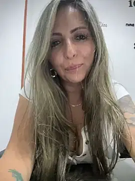Snapshot of _Abril-Office1 chatting on 12-05-24, 10:45 Abril-Office1 online show from 12-05-24, 10:45
