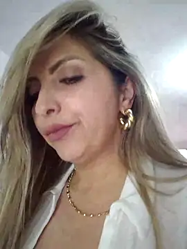 Snapshot of _Abril-Office1 chatting on 03-04-25, 08:38 Abril-Office1 online show from 03-04-25, 08:38