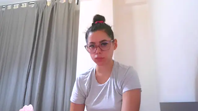 Snapshot of LovelyJulliette chatting on 10-18-25, 05:03 LovelyJulliette online show from 10-18-25, 05:03