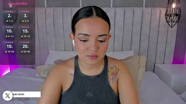 Snapshot of lea_gray chatting on 10-27-25, 06:23 lea gray online show from 10-27-25, 06:23