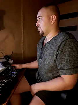 Snapshot of Foxyshaved chatting on 01-28-25, 05:43 Foxyshaved online show from 01-28-25, 05:43