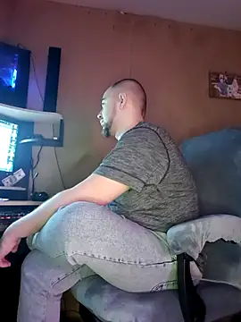 Snapshot of Foxyshaved chatting on 02-26-25, 05:09 Foxyshaved online show from 02-26-25, 05:09