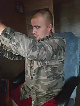 Snapshot of Foxyshaved chatting on 09-27-25, 04:39 Foxyshaved online show from 09-27-25, 04:39