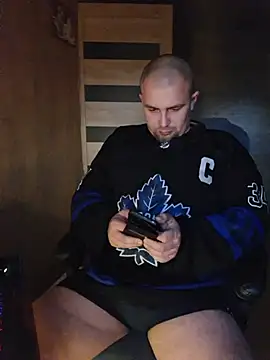 Snapshot of Foxyshaved chatting on 10-09-25, 04:32 Foxyshaved online show from 10-09-25, 04:32