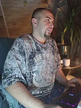 Snapshot of Foxyshaved chatting on 11-25-25, 04:01 Foxyshaved online show from 11-25-25, 04:01