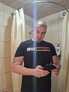 Snapshot of Foxyshaved chatting on 11-29-25, 04:04 Foxyshaved online show from 11-29-25, 04:04