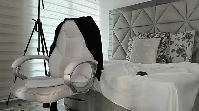 Snapshot of nina_pons chatting on 10-31-25, 09:27 nina pons online show from 10-31-25, 09:27