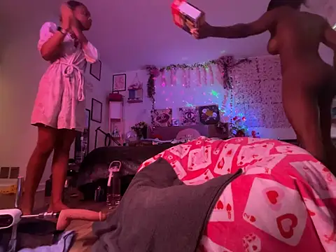 Snapshot of VixenCapri chatting on 02-18-26, 04:47 VixenCapri online show from 02-18-26, 04:47