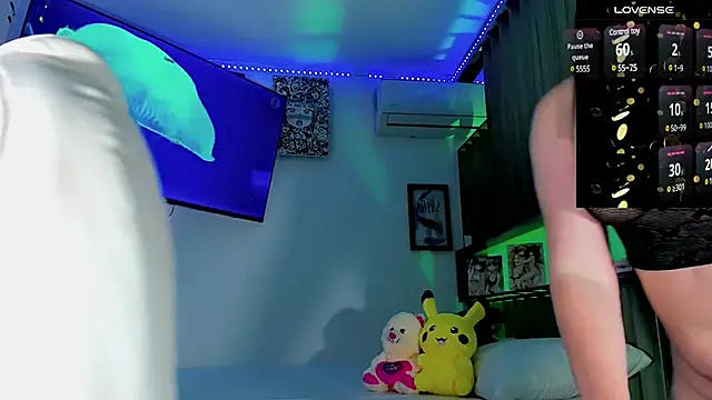 Snapshot of Ashlycuute chatting on 03-22-25, 11:42 Ashlycuute online show from 03-22-25, 11:42