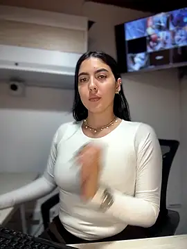 Snapshot of MarianaBenz chatting on 05-17-26, 12:30 MarianaBenz online show from 05-17-26, 12:30