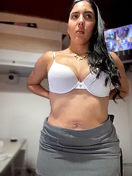 Snapshot of MarianaBenz chatting on 05-18-26, 11:43 MarianaBenz online show from 05-18-26, 11:43