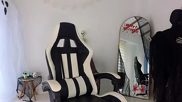 Snapshot of KristennBlue chatting on 10-23-25, 04:17 KristennBlue online show from 10-23-25, 04:17