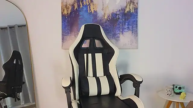 Snapshot of KristennBlue chatting on 11-14-25, 09:02 KristennBlue online show from 11-14-25, 09:02