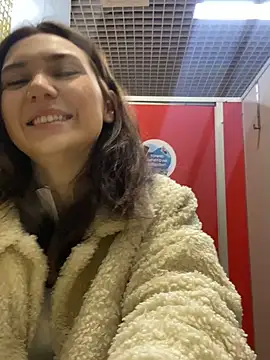 Snapshot of QuitieLia chatting on 12-19-24, 08:23 QuitieLia online show from 12-19-24, 08:23