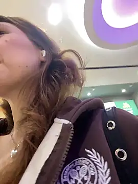 QuitieLia online show from 03-18-26, 01:25