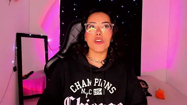 Snapshot of willow_poisson chatting on 01-08-25, 08:07 willow poisson online show from 01-08-25, 08:07