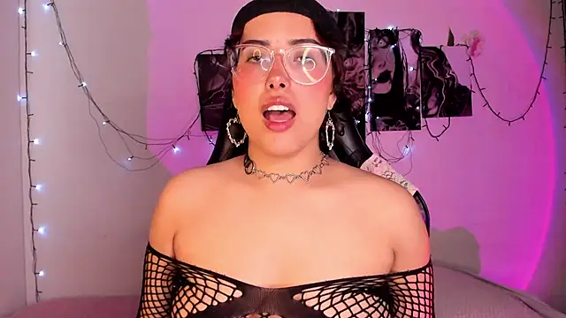 Snapshot of willow_poisson chatting on 09-26-25, 05:06 willow poisson online show from 09-26-25, 05:06