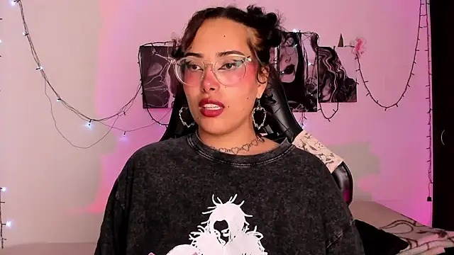 Snapshot of willow_poisson chatting on 11-24-25, 05:23 willow poisson online show from 11-24-25, 05:23