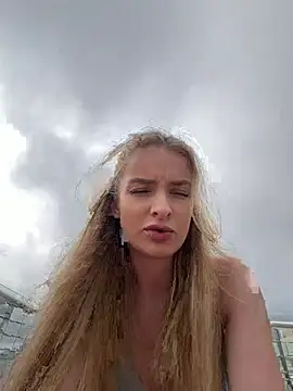 Snapshot of EvieEvans chatting on 06-06-26, 03:39 EvieEvans online show from 06-06-26, 03:39